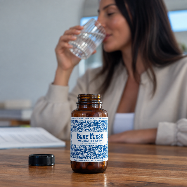Acompaña con agua: Melena de León: extracto en polvo 100 g o 60 cápsulas Blue Flesh en cápsulas